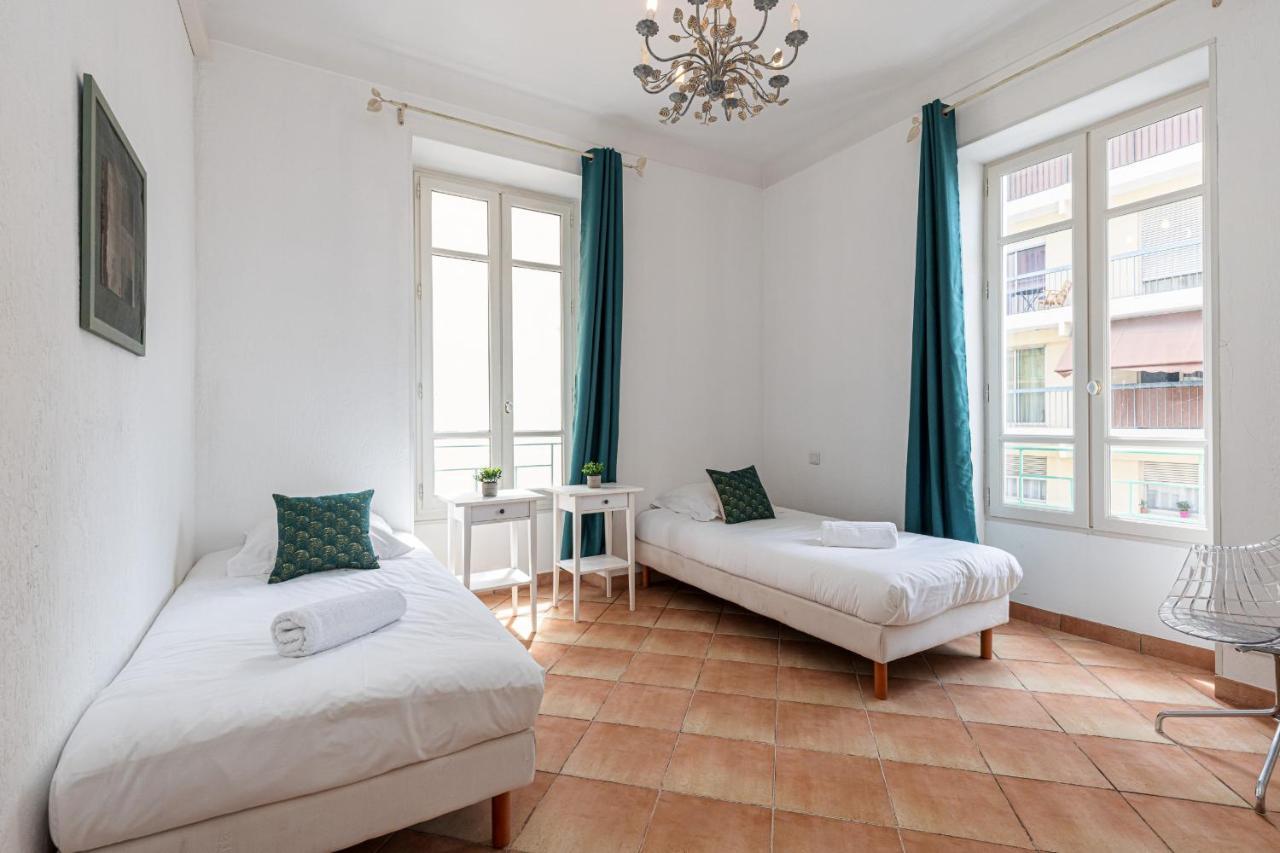 Large 2 Bdr Downtown - Ac & Terrace