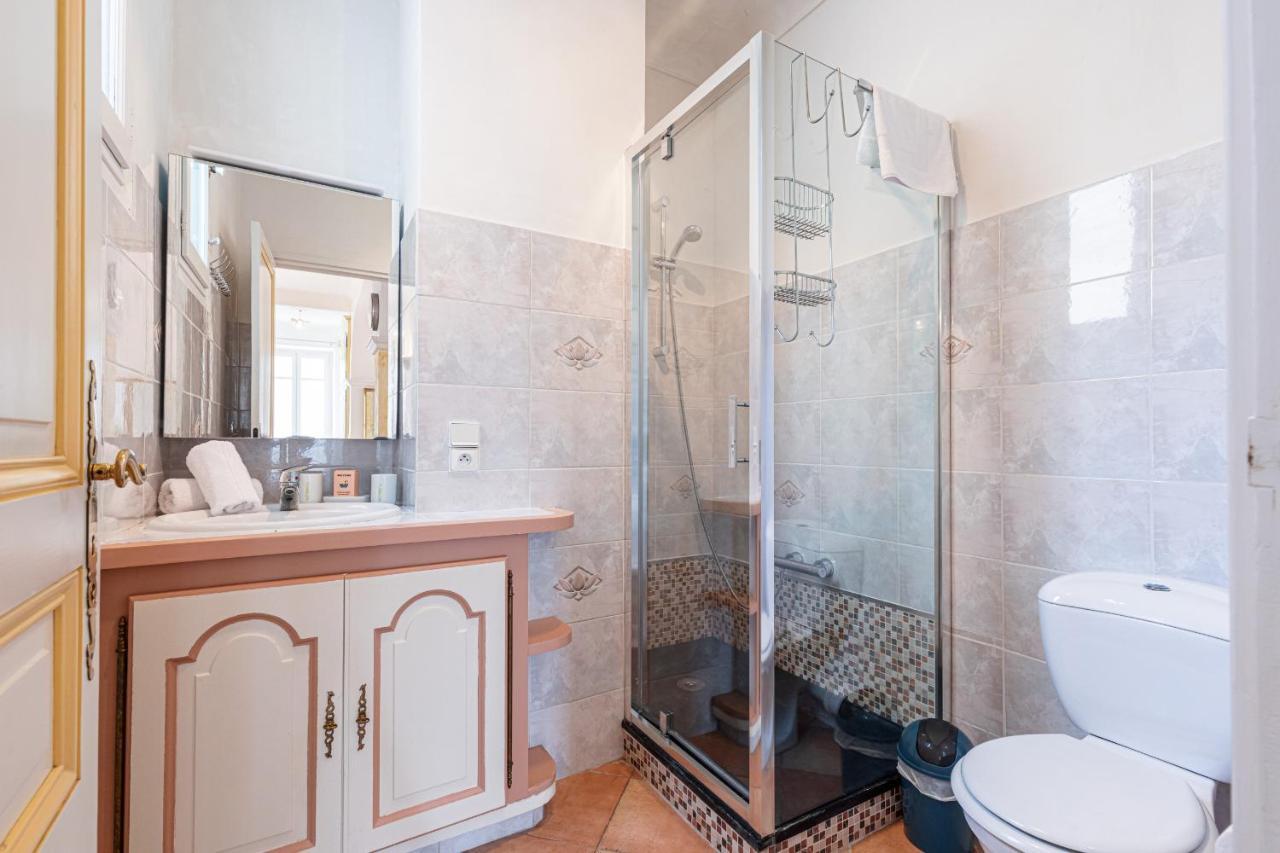 Large 2 Bdr Downtown - Ac & Terrace